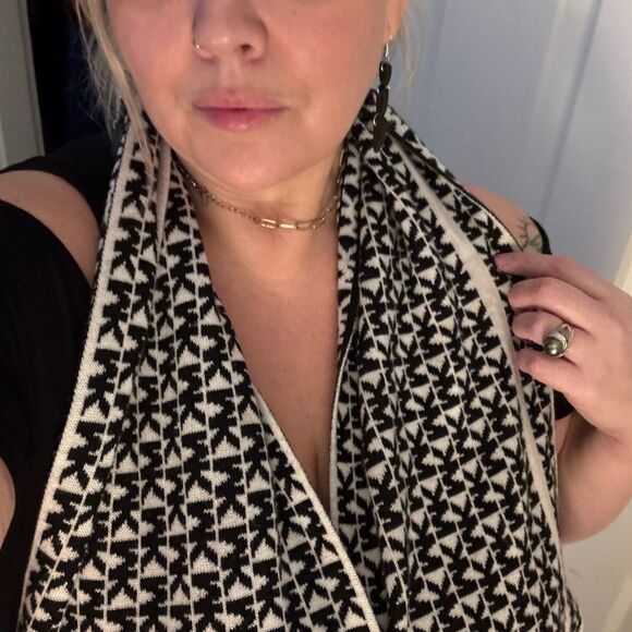 Black and Cream Patterned Fabric - Picture 5 of 9